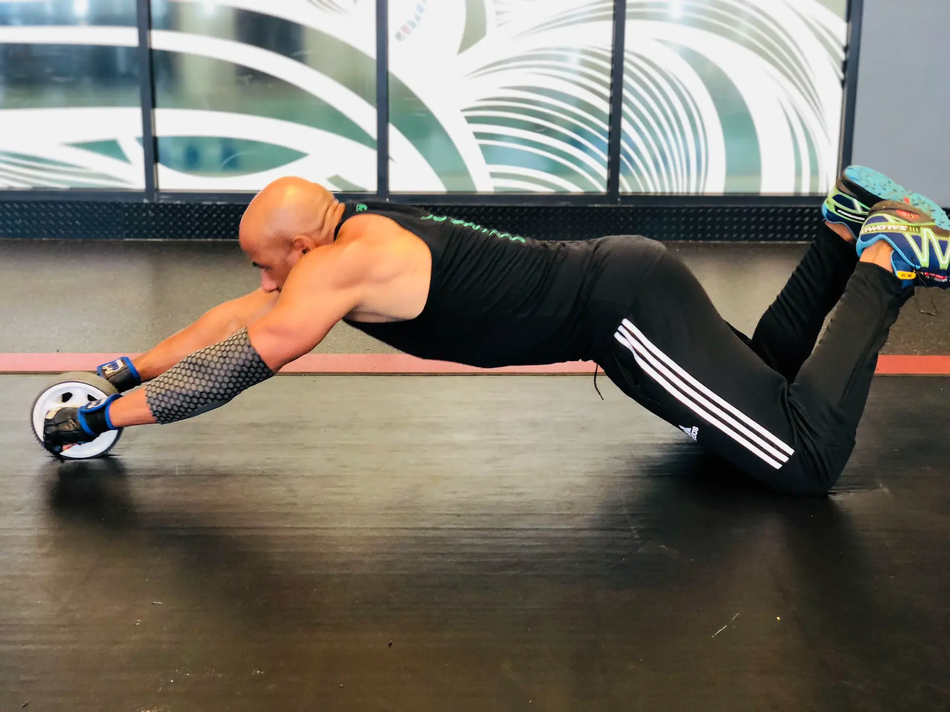 Man using an ab roller to strengthen his core stomach muscles