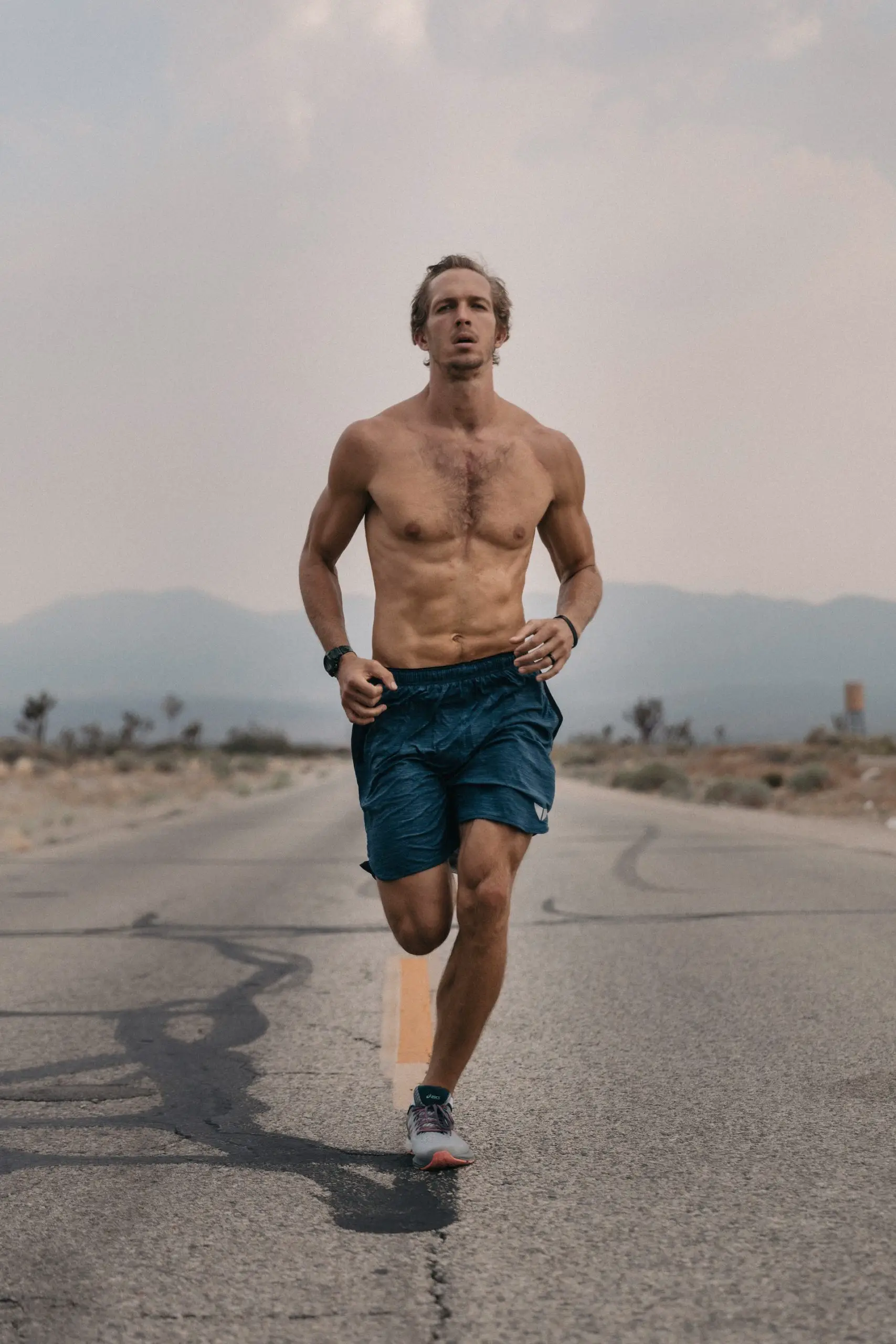 Man running to strengthen his core abs